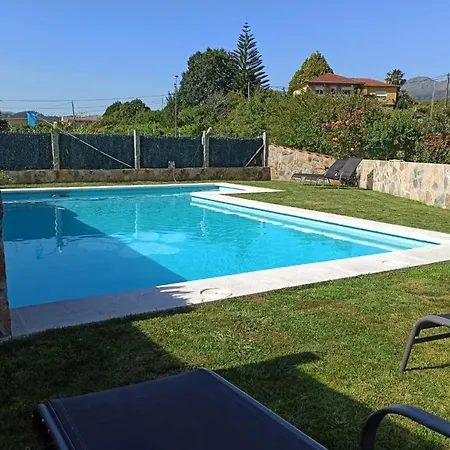 Agradable Casa Con Piscina En Gondomar Понтеведра