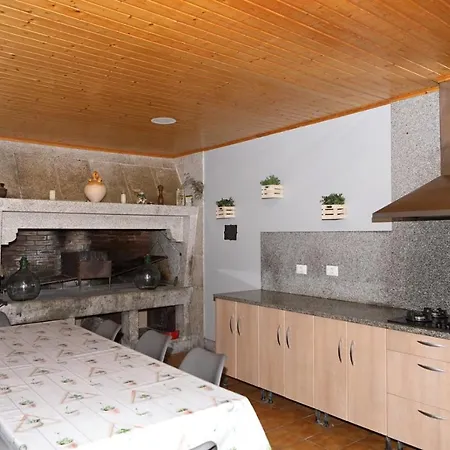 Agradable Casa Con Piscina En Gondomar Понтеведра